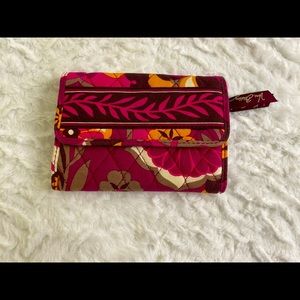 Vera Bradley foldable wallet with lots of division